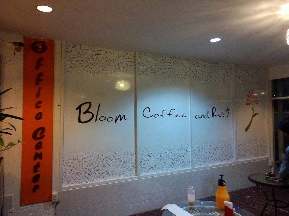 ผลงานตกแต่งกระจกภายในร้านกาแฟด้วยสติ๊กเกอร์